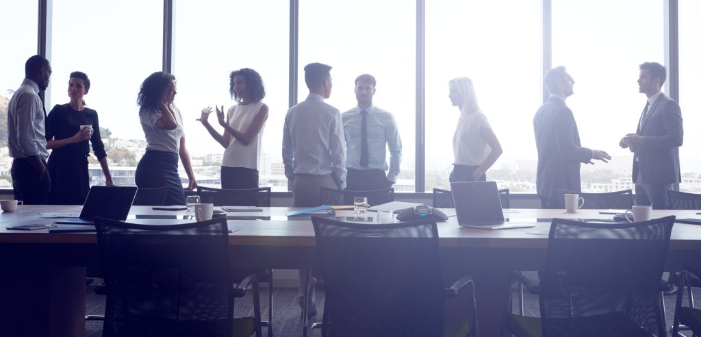 Associés du Groupe Novances échangeant debout autour d’une table de réunion, tasses de café à la main, illustrant la convivialité et la collaboration au sein du comité de direction. L'occasion d'échanger sur leurs expertises, de présenter les projets en cours et de mettre en place des synergies entre eux.