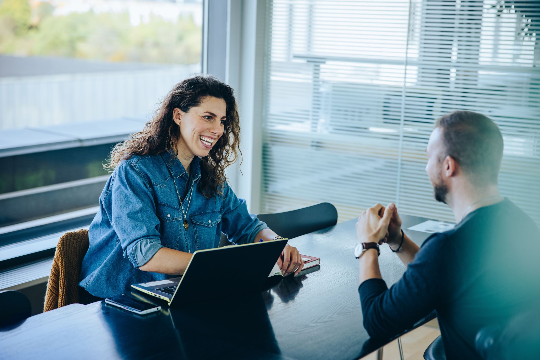Autour d’une table, une consultante du Groupe Novances échange avec un dirigeant en quête du bon profil. Ensemble, ils analysent les besoins, affinent la stratégie et imaginent l’équipe idéale. Ce moment de dialogue symbolise l’essence de l’offre Recrutement de Novances : un accompagnement sur mesure, porté par des experts qui comprennent les enjeux humains et stratégiques des entreprises. Trouver le bon talent n’est pas une question de hasard, mais d’écoute, de méthode et de partenariat.