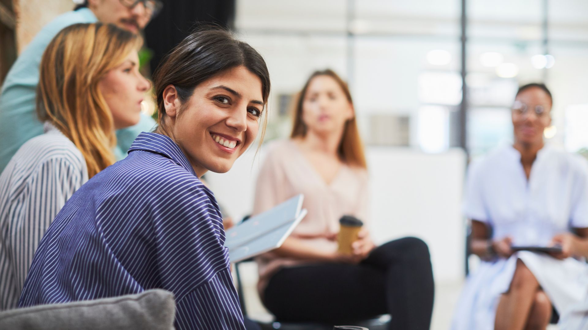 5 collaborateurs du departement social échangent