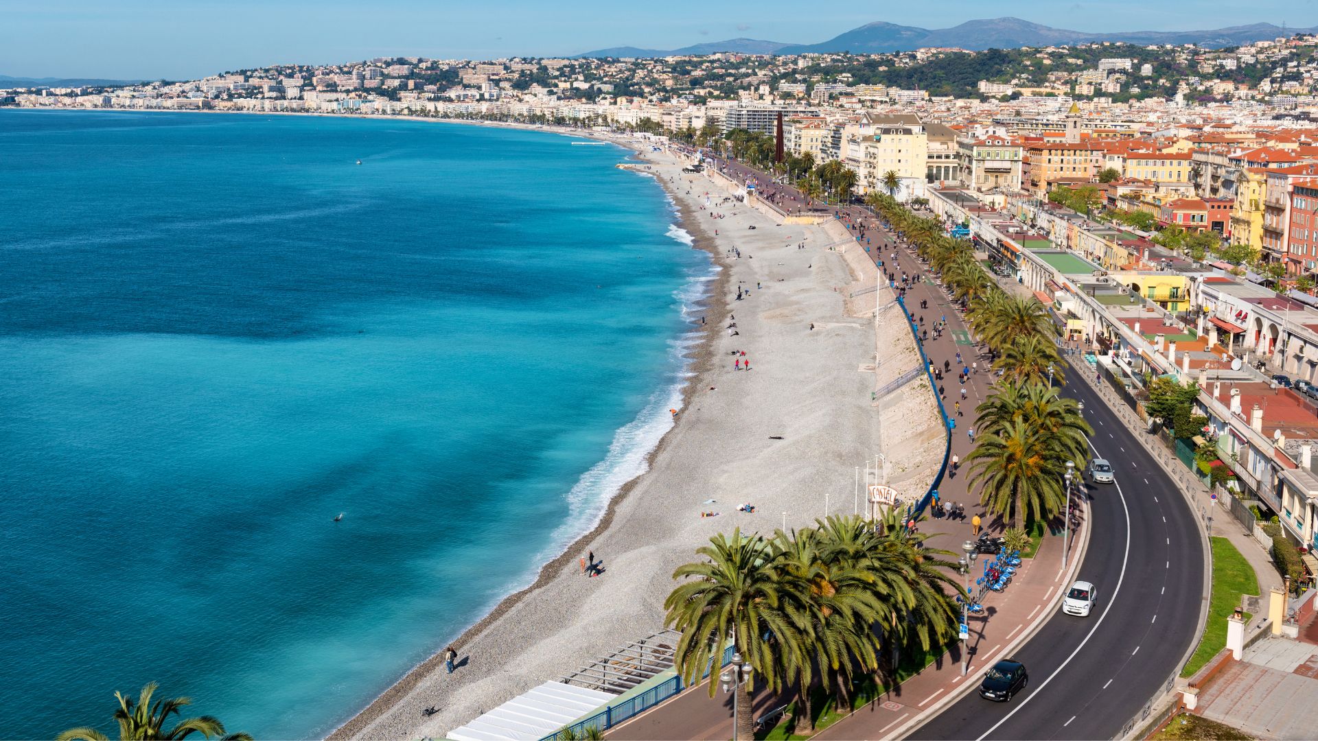 Vue plongeante sur la promenade des anglais à Nice