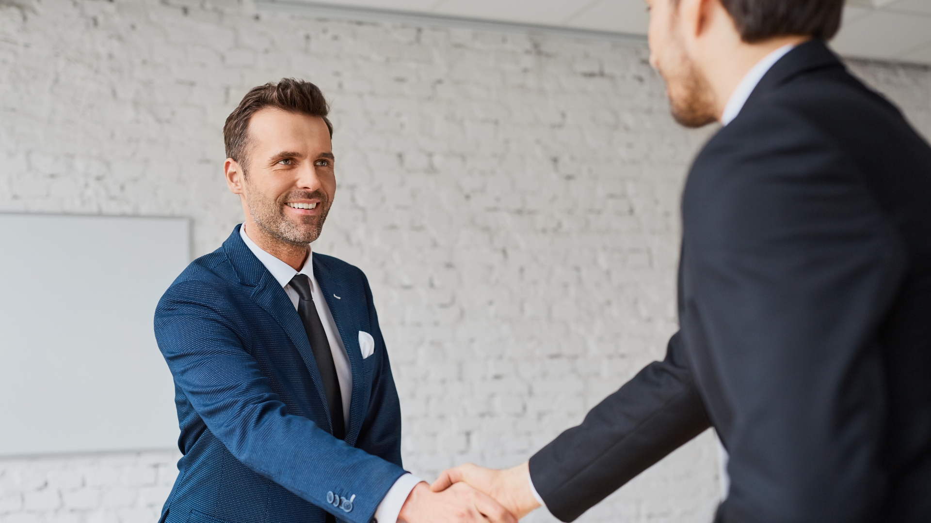 Un dirigeant d'entreprise rencontre l'associé de NCF en vue de la cession de son entreprise